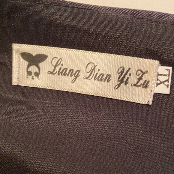 Black with red stiletto design on the front and back! Fits size 8 $25 - Picture 7 of 7